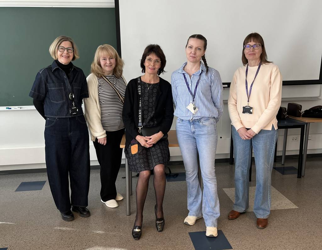 Kevään 2026 Katalyyti-valmentajat ja -opettajat: Eija Lähteenmäki, Tuuli Välineva, Taina Matis, Mirja Niskanen ja Eeva-Leena Tuominen. Kuvasta puuttuu Sami Kalliokoski. Kuva: Iina Stenberg.