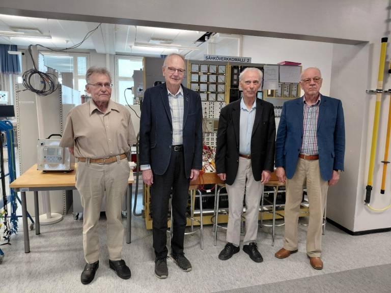 Kuvassa 60 vuotta sitten Tampereen teknillisestä oppilaitoksesta sähköinsinööreiksi valmistuneet Veikko Annala, Antti Jukola, Esko Salminen ja Jouko Tefke