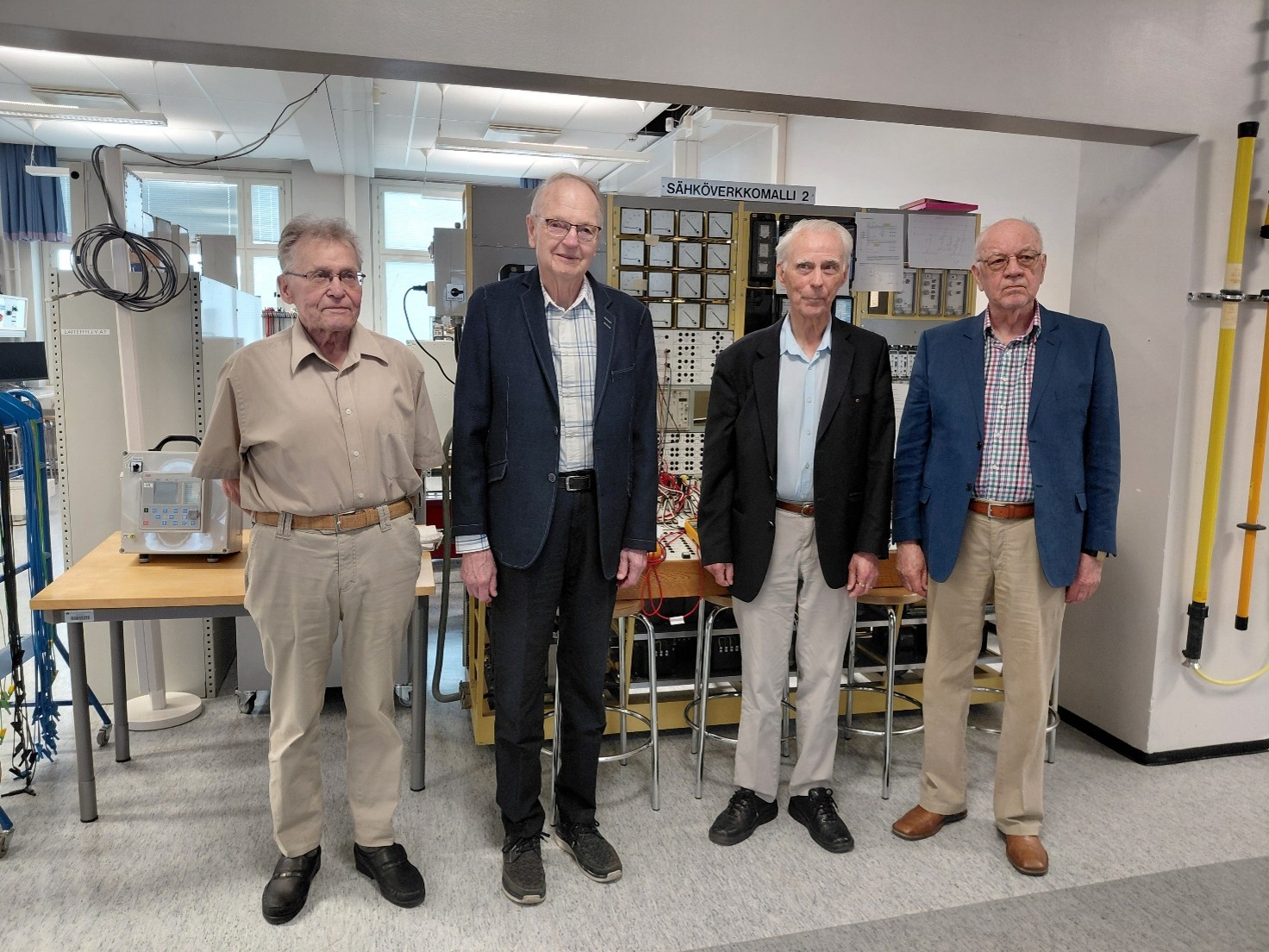 Kuvassa 60 vuotta sitten Tampereen teknillisestä oppilaitoksesta sähköinsinööreiksi valmistuneet Veikko Annala, Antti Jukola, Esko Salminen ja Jouko Tefke