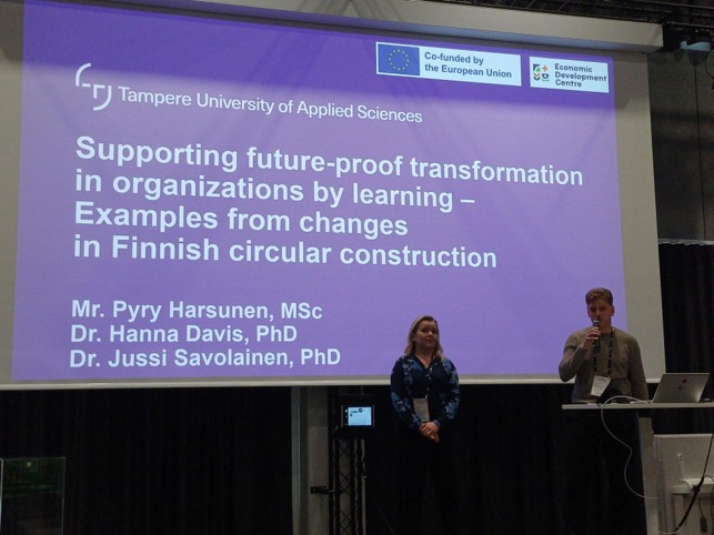 ira Circularis -hankkeen Hanna Davis ja Pyry Harsunen puhumassa innovaatioiden oppimisprosessista Kuva: Jussi Savolainen