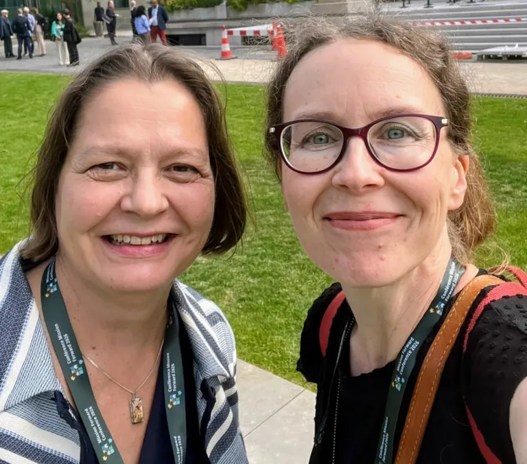 Kirjoittajat Silja Kostia ja Pauliina Lehtonen Pariisissa OECD:n rakennuksen sisäpihalla. Kuva: Pauliina Lehtonen.