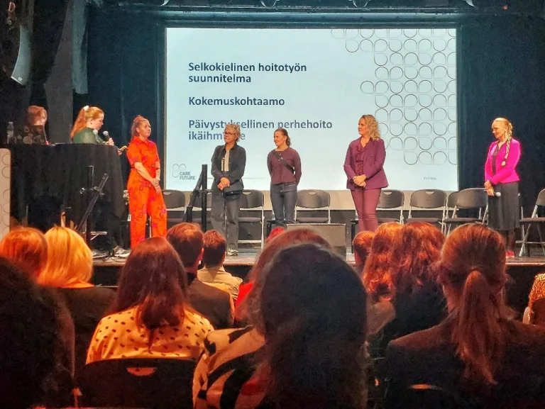Kuvassa opiskelijaraadin edustaja yamk-opiskelija Lilja Toiviainen julistaa opiskelijoiden suosikit. Onnea finalisteille ja opiskelijoiden suosikeille!