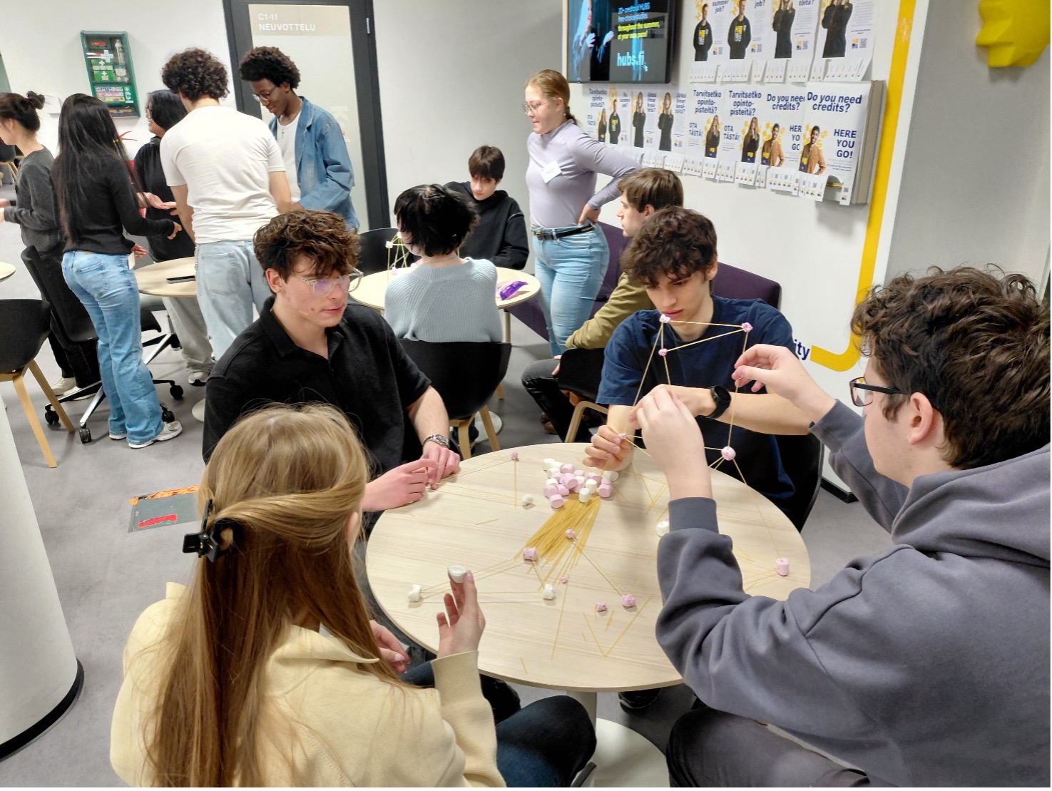 As a refreshing warm-up exercise, participants competed in groups to build marshmallow towers.