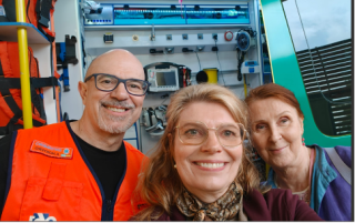 On the right, Antonio Montero presented the organization of emergency medical services in the Andalusia region; in the background, an advanced life support ambulance.