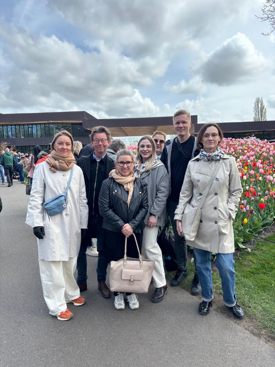 UNINOVIS colleagues enjoying beauty of Keukenhoff park. From left: Kaisa Kokko, Jos Beelen (THUAS), Leena Katto, Carolin Gläser (THWS), Monica Heitz (THWS), Mikko Sävilahti, Kersti Jääskeläinen. (Photo: Kaisa Kokko & a helpful park visitor)