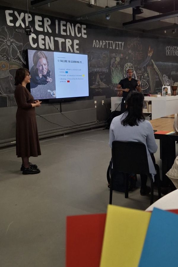 Eveke de Louw and Rynell Offerman setting up a scenario for the discussion. (Photo: Leena Katto)
