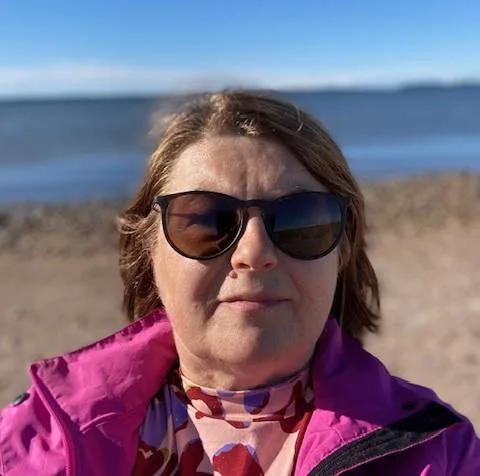 Johanna meren rannalla.