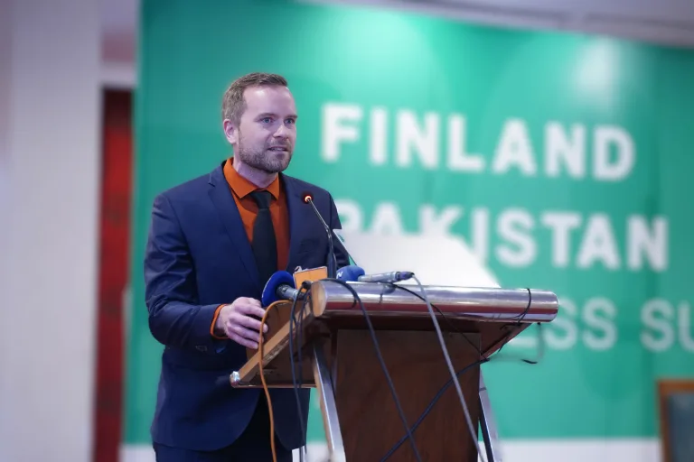 Mika luennoimassa.