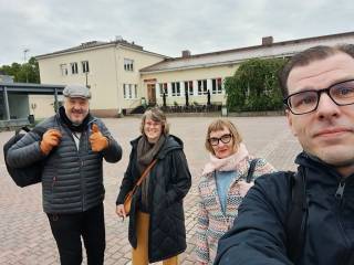 Juha, Tarja, Annukka ja Tuomas Hyrian pihalla.