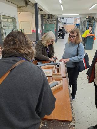 kollegat Tarja, Maija ja Annukka Hyria Skillsseillä ratkomassa talotekniikan haasteita.