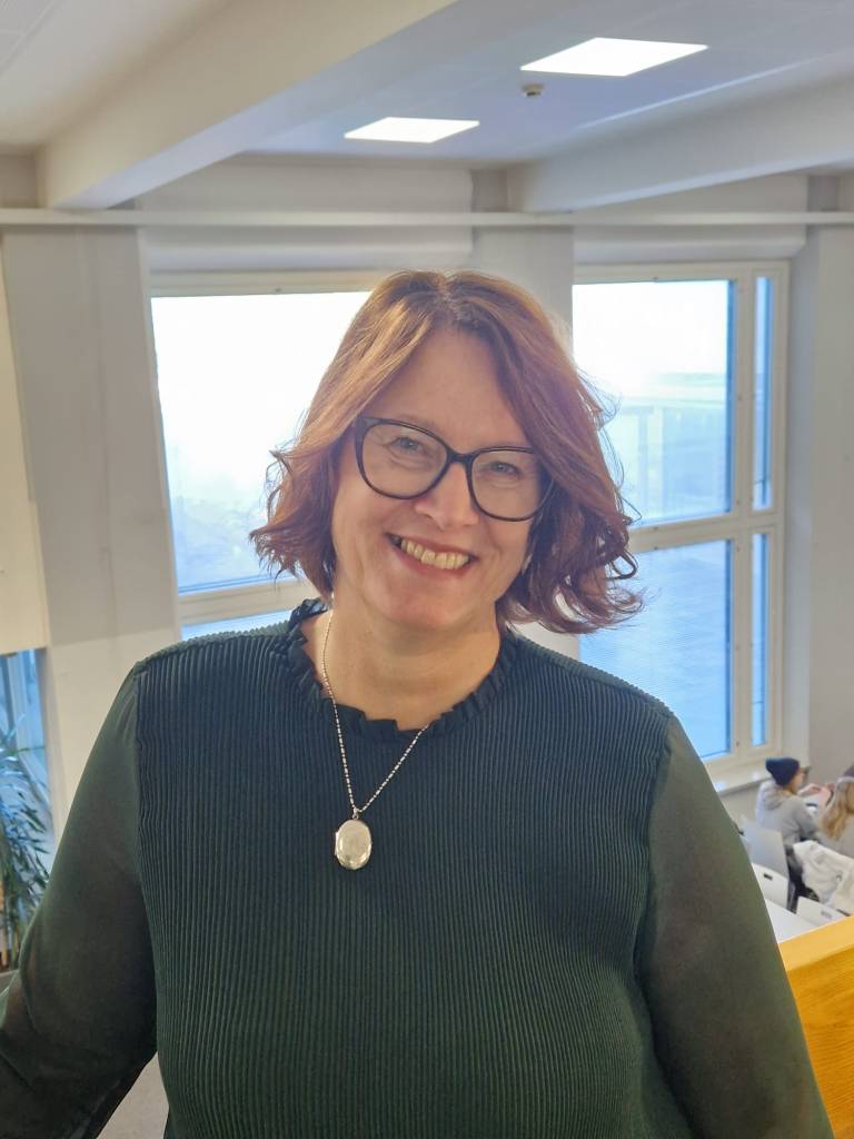 Hymyilevä kuva Minnasta.