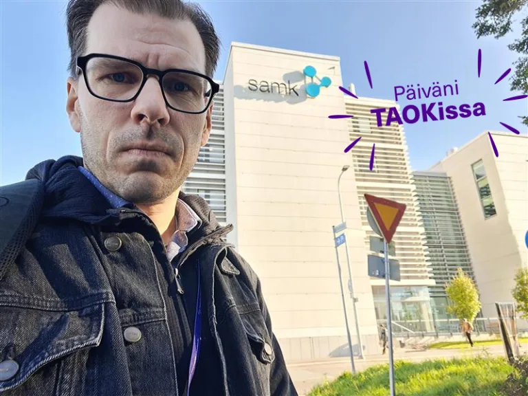 Tuomas SAMKin pihalla. Kuvassa logo "Päiväni TAOKissa".