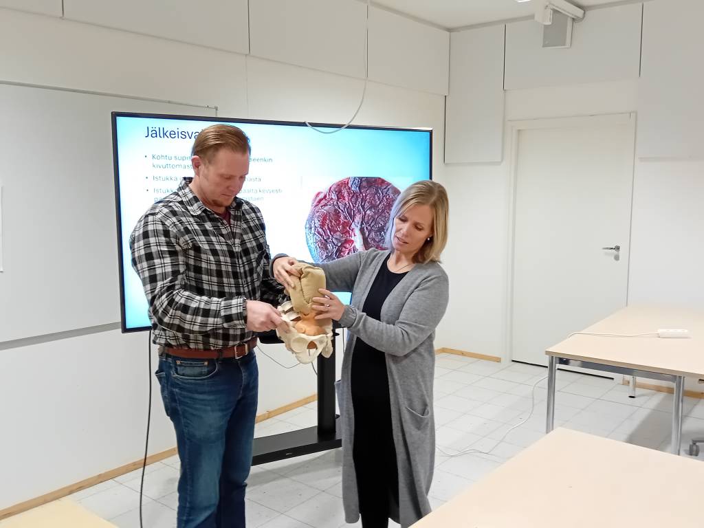 Kaksi henkilöä demonstroi synnytystä.