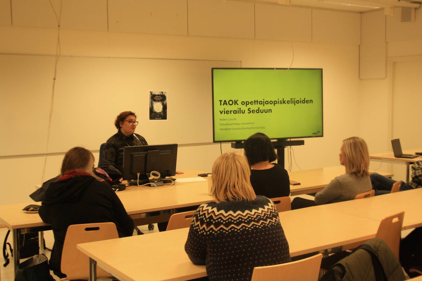 Vararehtori Hellevi Lassila esittelee Sedun toimintaa TAOKin opeopiskelijoille.