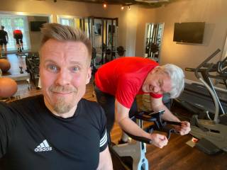 Jiri ja Juha kuntosalilla.