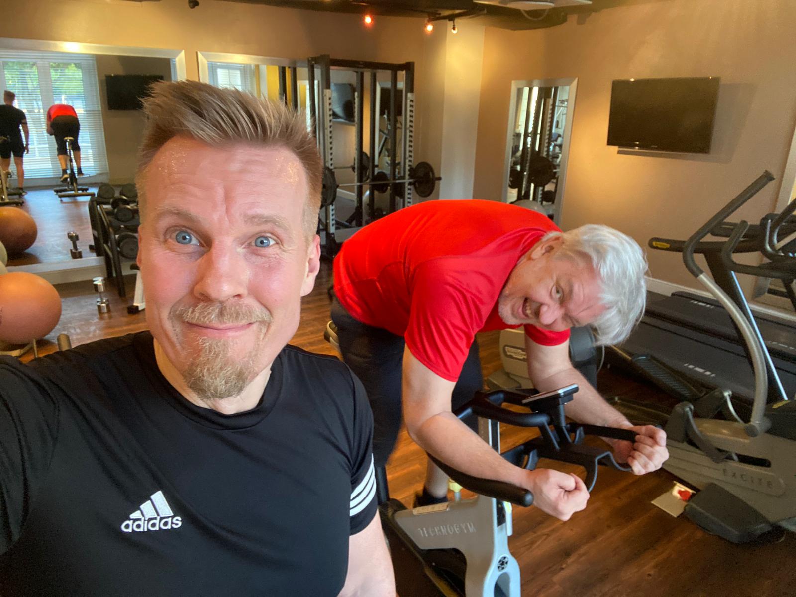 Jiri ja Juha kuntosalilla.