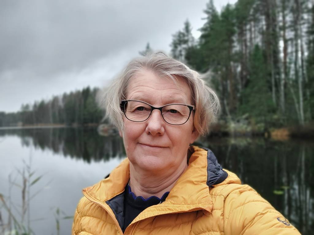 Kirsi, taustalla näkyy järveä.