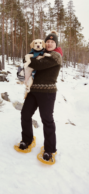 Niina koira sylissään.