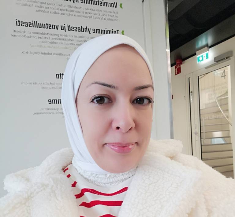 Lähikuva Zeinabista.