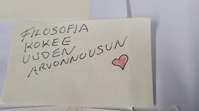 Lappu, jossa lukee "Filosofia kokee uuden arvonnousun."