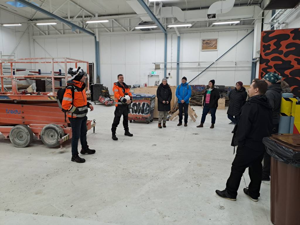 Tredu Hiedanrannassa tutustumassa kiinteistöopetukseen, TREDUlaiset Onni Orsmaa ja Mika Uronen kertovat arjesta. Vierailulla ryhmä 24STEM. 