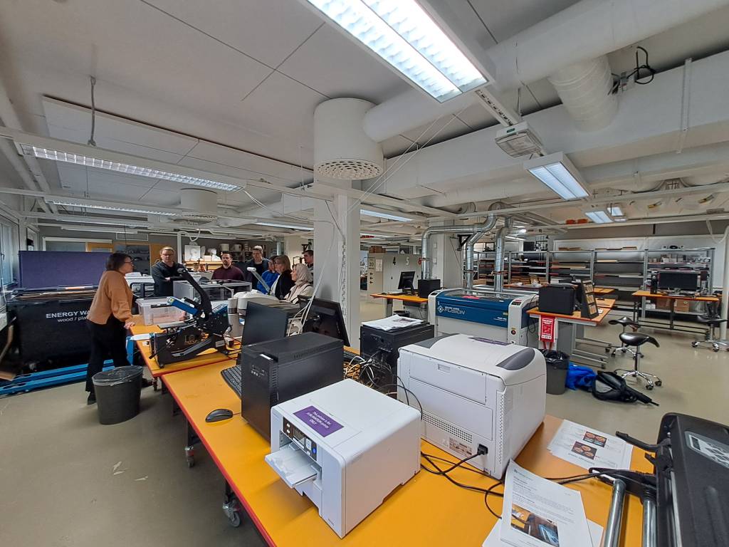 Ylipiston FabLabissa tutustumassa, Hanne Lehtola avaa kuvioita. Tässä ollaan väliaikaisessa FabLabissa, uusi avattiin yliopistolla loppusyksyllä https://sites.tuni.fi/fablabtampere/ FabLab Tampere | Tampereen korkeakouluyhteisö. Vierailulla ryhmä 24STEM. 