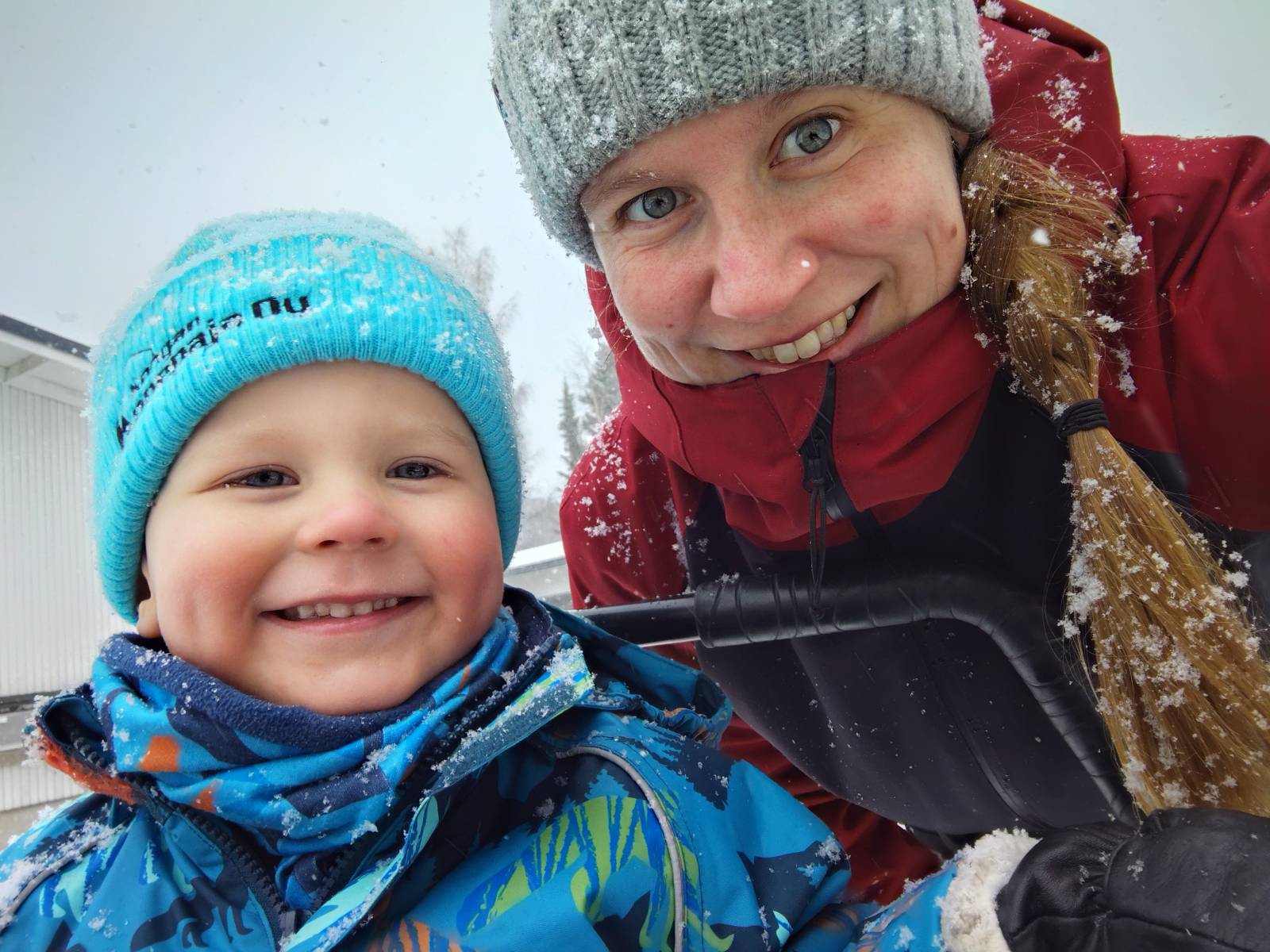 Emilia lapsensa kanssa.