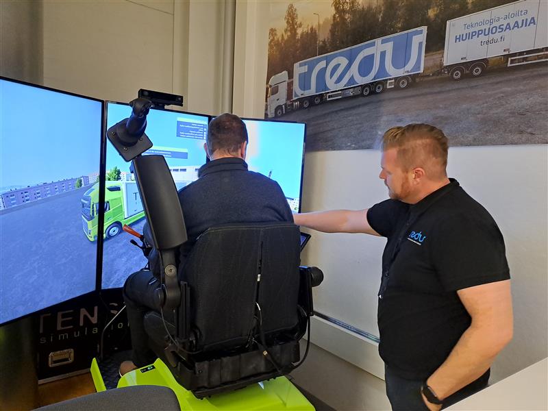 Vierailulla TREDu logistiikassa, opettaja Samuli Holopainen opastaa simulaattoria. Vierailulla ryhmä 25STEM. 
