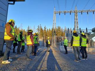 TAKKin Jukka Porkka kertoo sähkökentästä. Vierailulla ryhmä 25STEM.