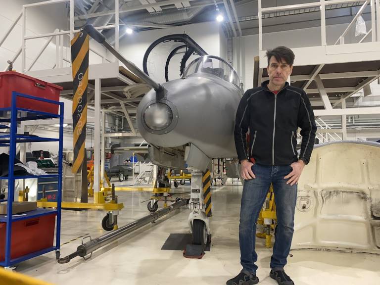 Kuva Timosta työympäristössään.