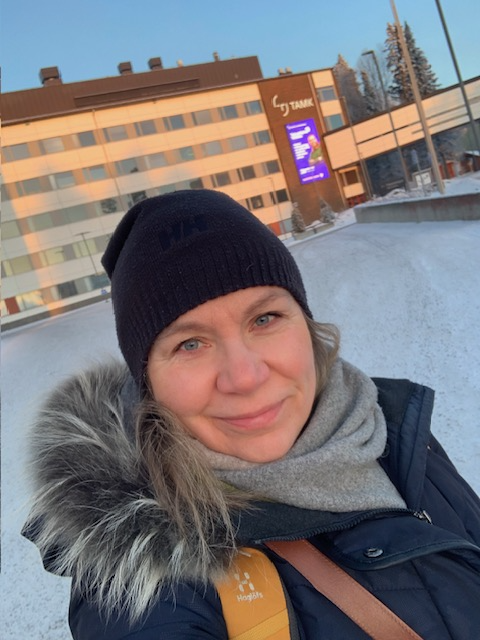 Salla TAMKin pihalla.