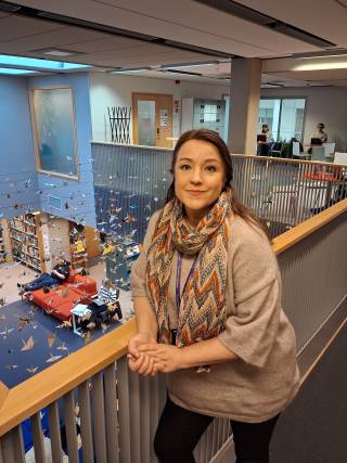 Kuva Tiinasta TAMKin kirjastossa.