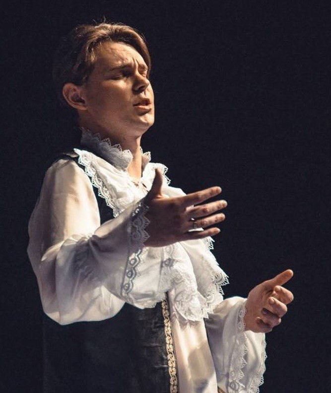 Stanislav laulamassa.