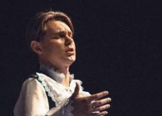 Kuva Stanislavista laulamassa.