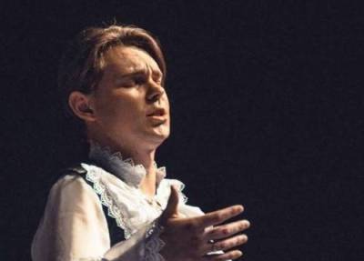 Kuva Stanislavista laulamassa.