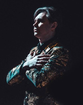 Kuva Stanislavista. Kädet ristissä rinnalla.