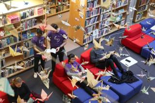 Opiskelijoita TAMKin kirjastossa.