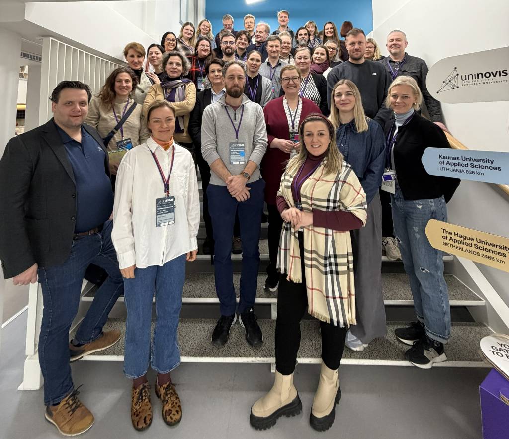 Ryhmäkuva Uninovis-viikolle osallsituneista.