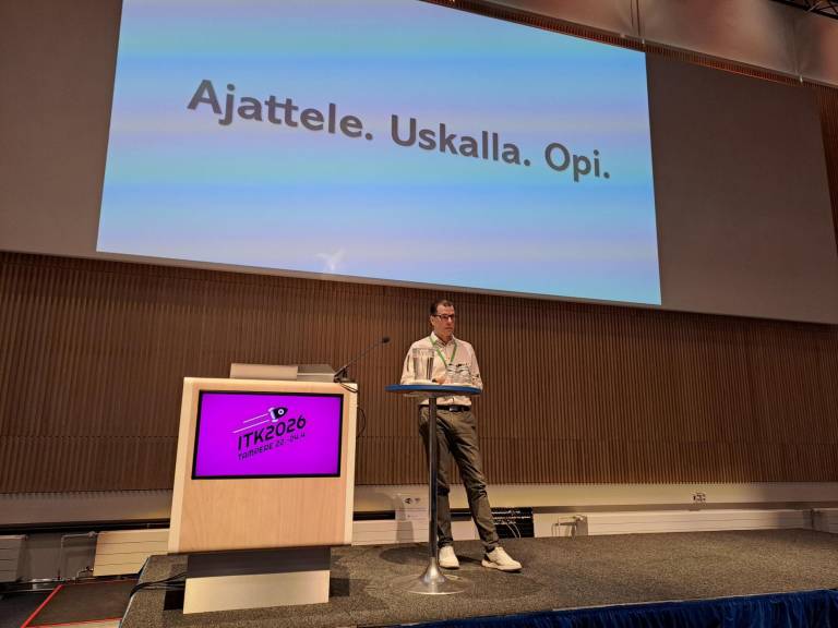 Tuomas pitää esitystä ITK:ssa.