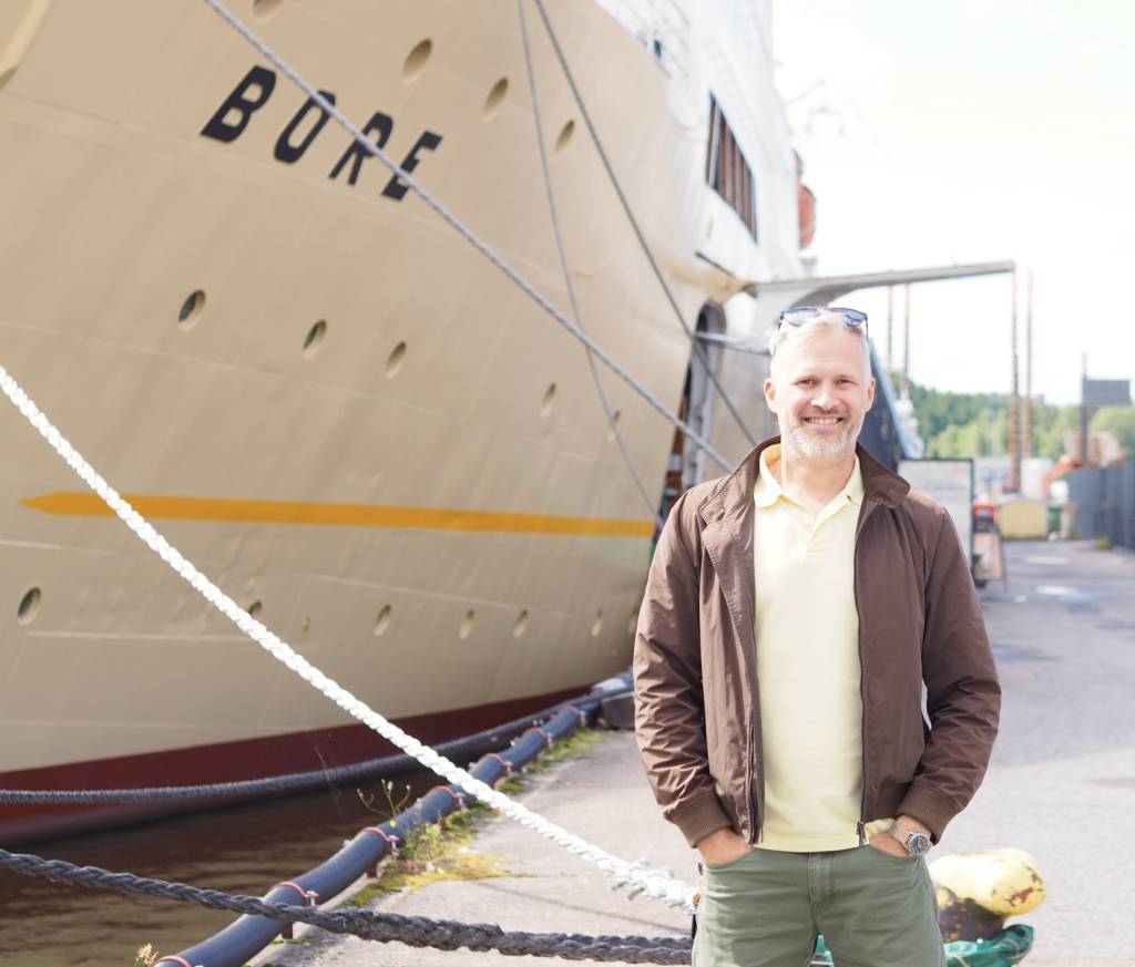 Kuva Mikosta. Taustalla näkyy Bore-laiva.