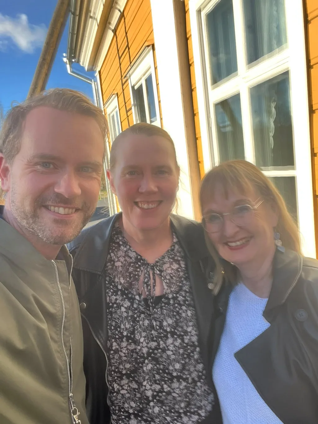 Kuvassa Mika, Camilla ja Annukka