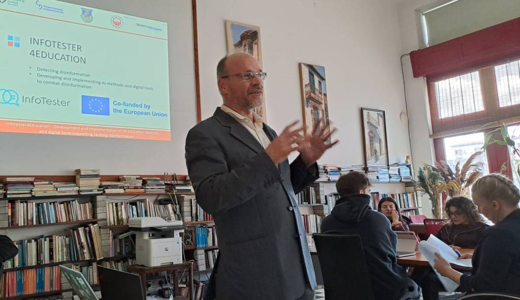 Juha Tuominen ohjeistaa ryhmätyötä