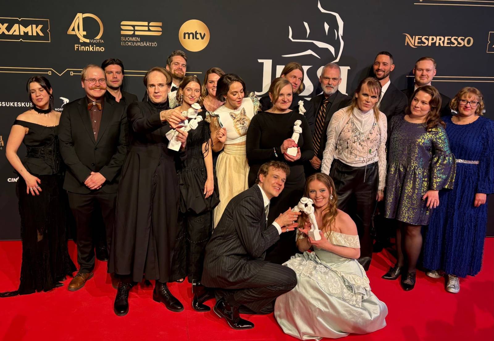 Kuva Jussi-palkintojen jaon jälkeen. Kuvassa on osa elokuvan Jossain on valo joka ei sammu työryhmästä. Kuvaaja Vilma Hannén