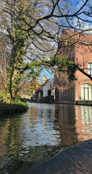 Kaanalin vieressä punatiilitalo