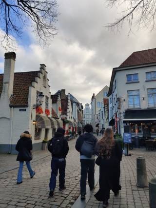 Opiskelijoita kävelemässä kohti Bruggen keskustaa