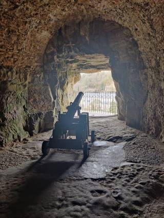 Tykki, jonka piippu osoittaa ulos tunnelista