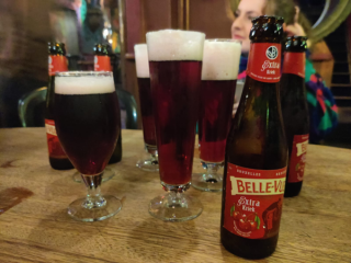 Kirsikkaolut pulloja ja laseja