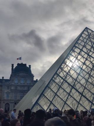 Louvren sisäänkäynti ulkoa päin kuvattuna