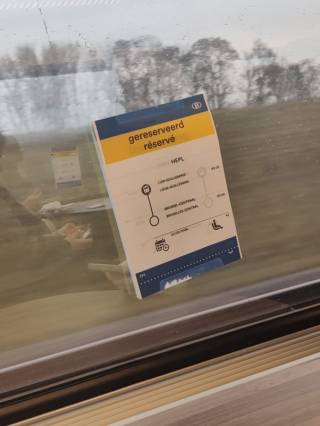 Lakosta ilmoittava kyltti