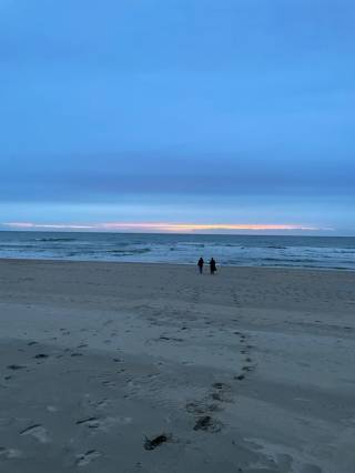 Rantamaisema jalanjäljet hiekassa